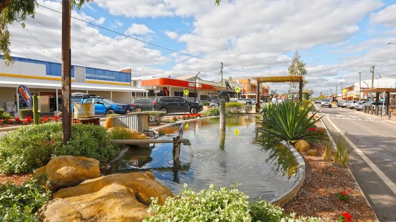Qantas Airways Winton Office Address